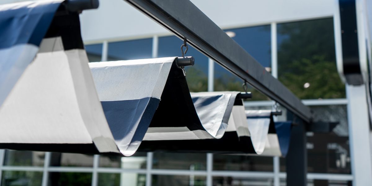 Ideas para proteger tu terraza del sol con toldos