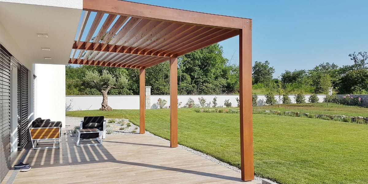 Cómo decorar tu espacio exterior en Nochevieja con pérgolas de madera